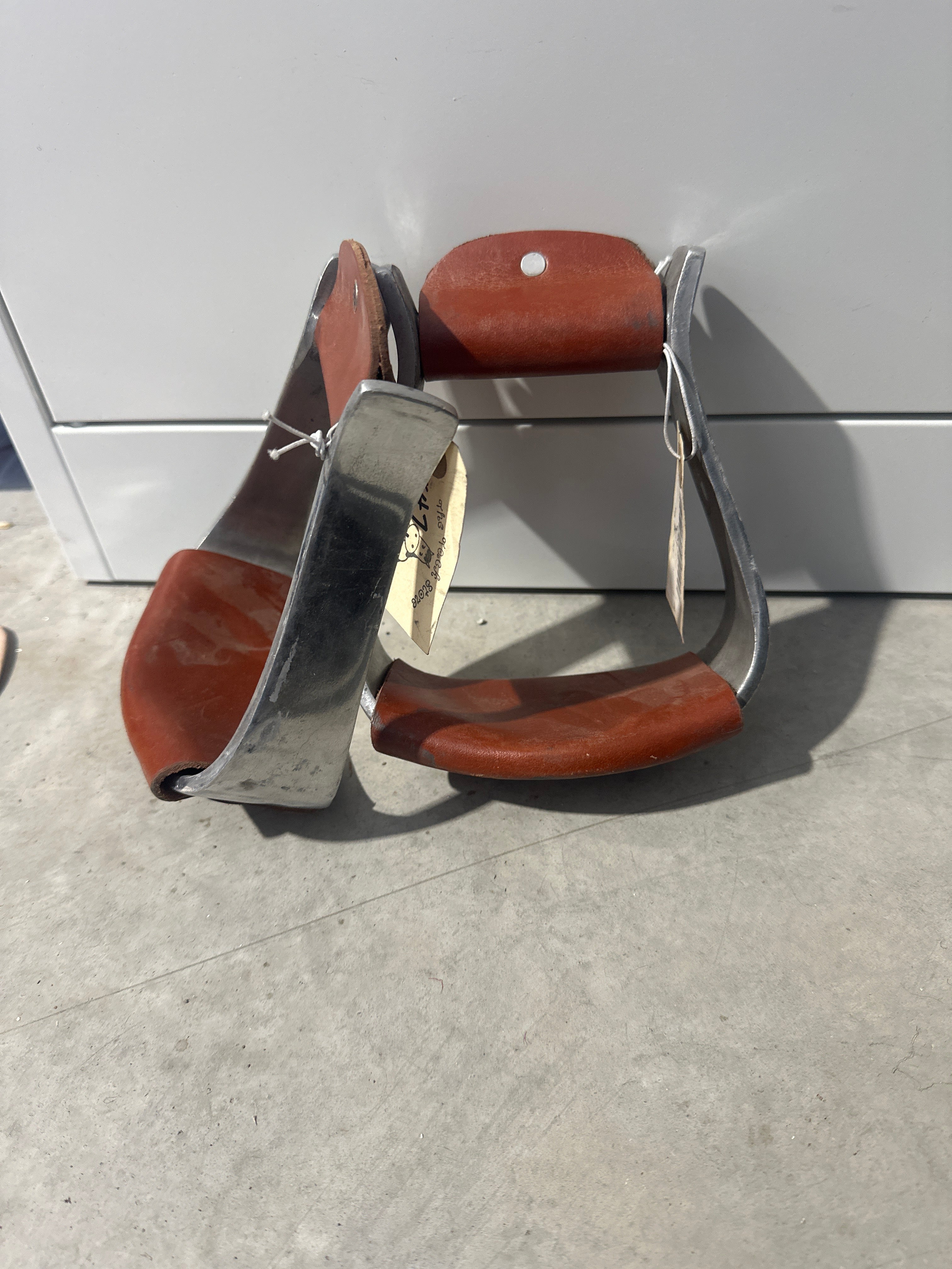 Aluminum western stirrups