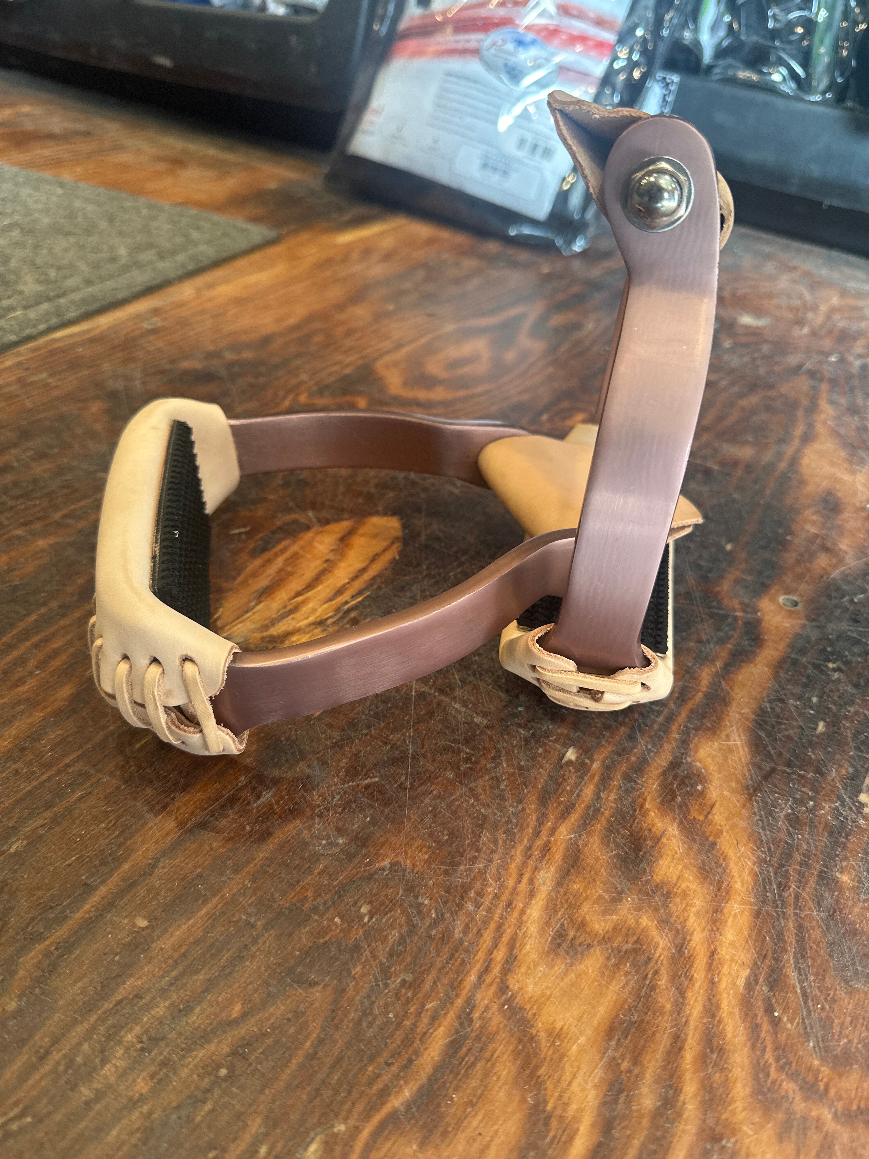 Copper colored aluminum stirrups with rubber grip tread
