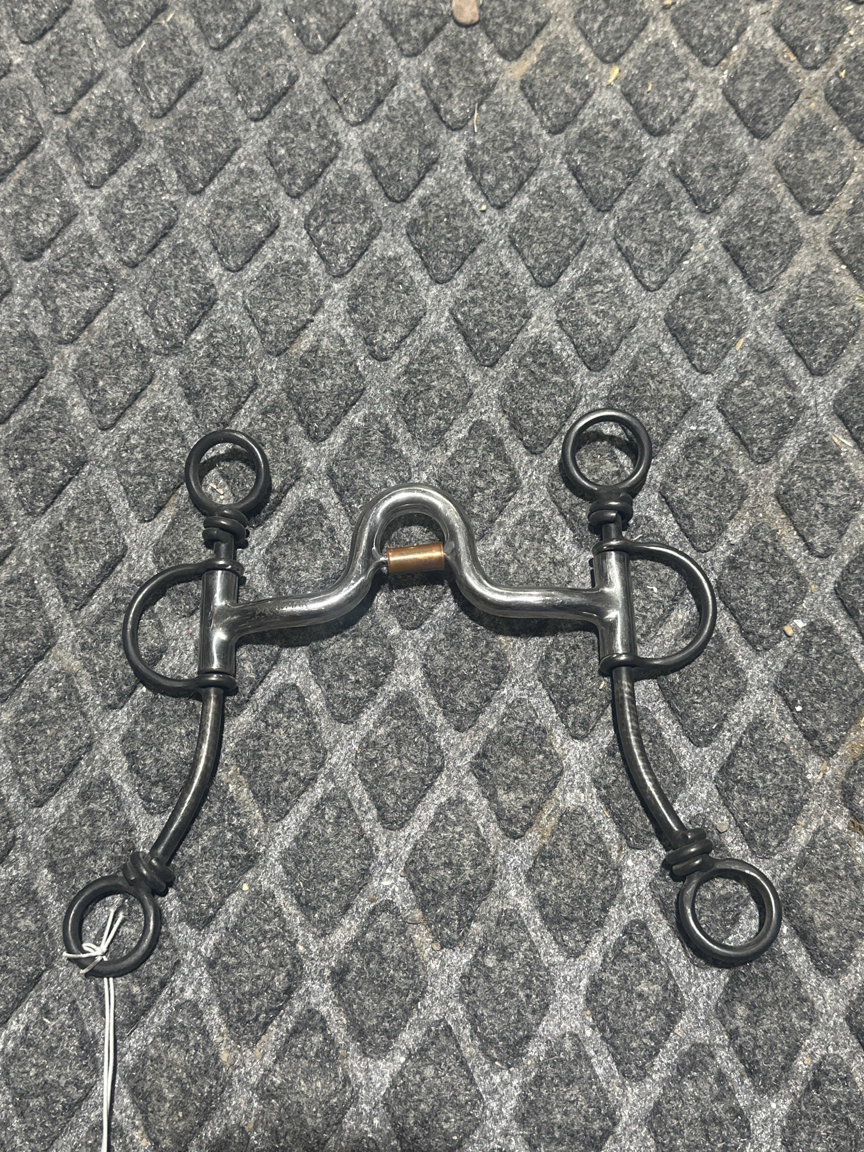 Medium port bit with roller