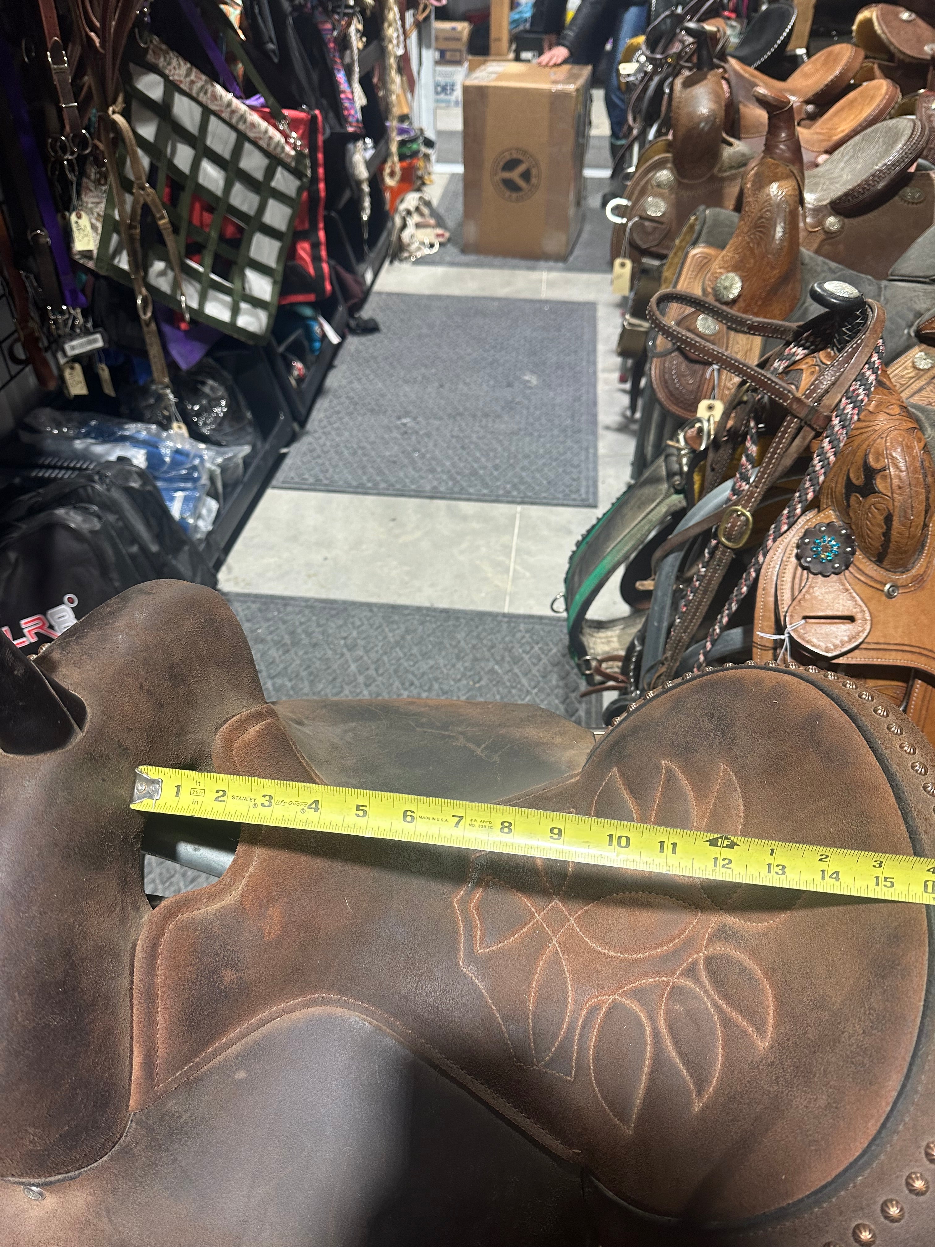 15.5” Just B Natural Circle Y treeless barrel saddle