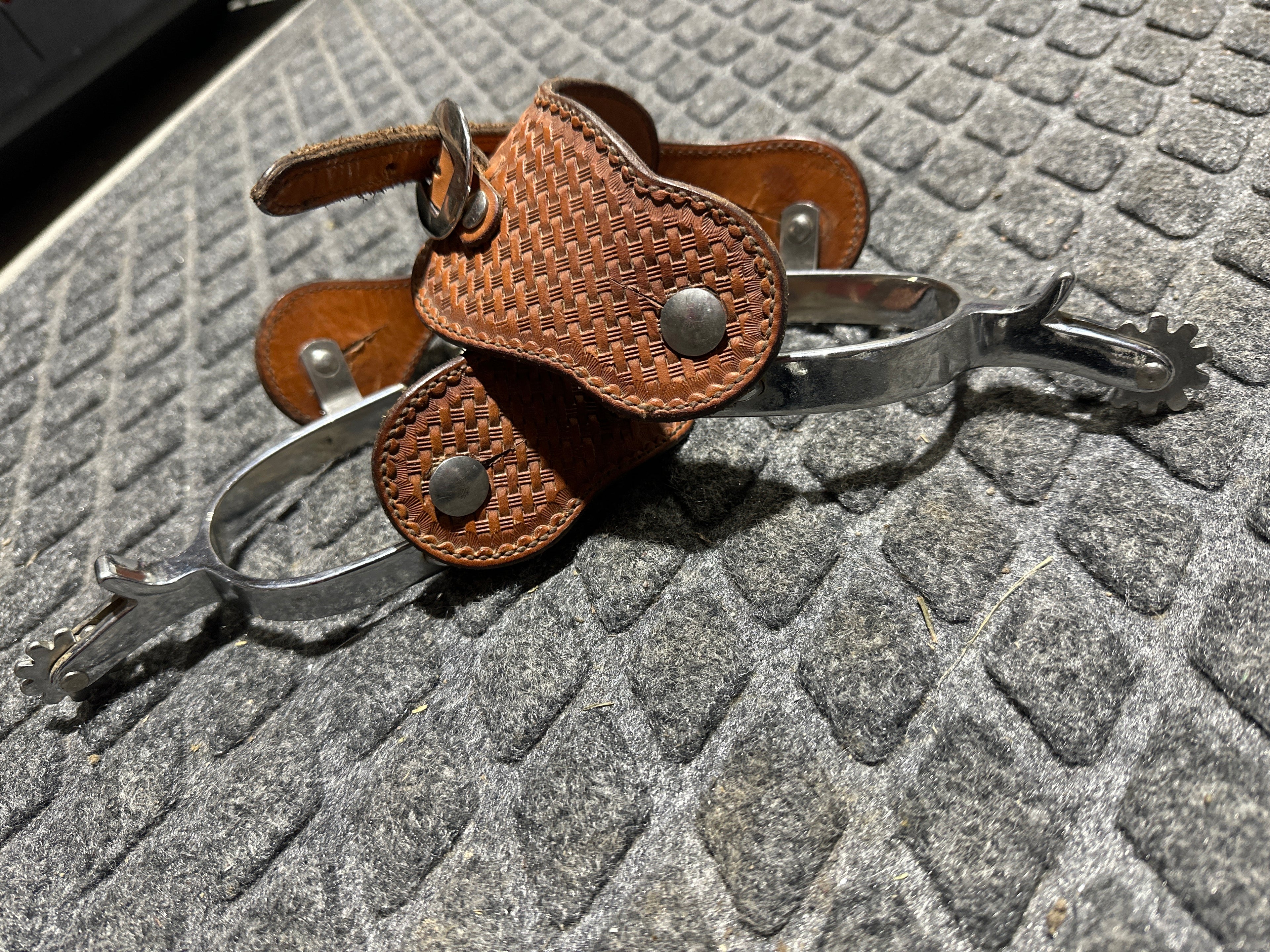 Spurs with spur straps