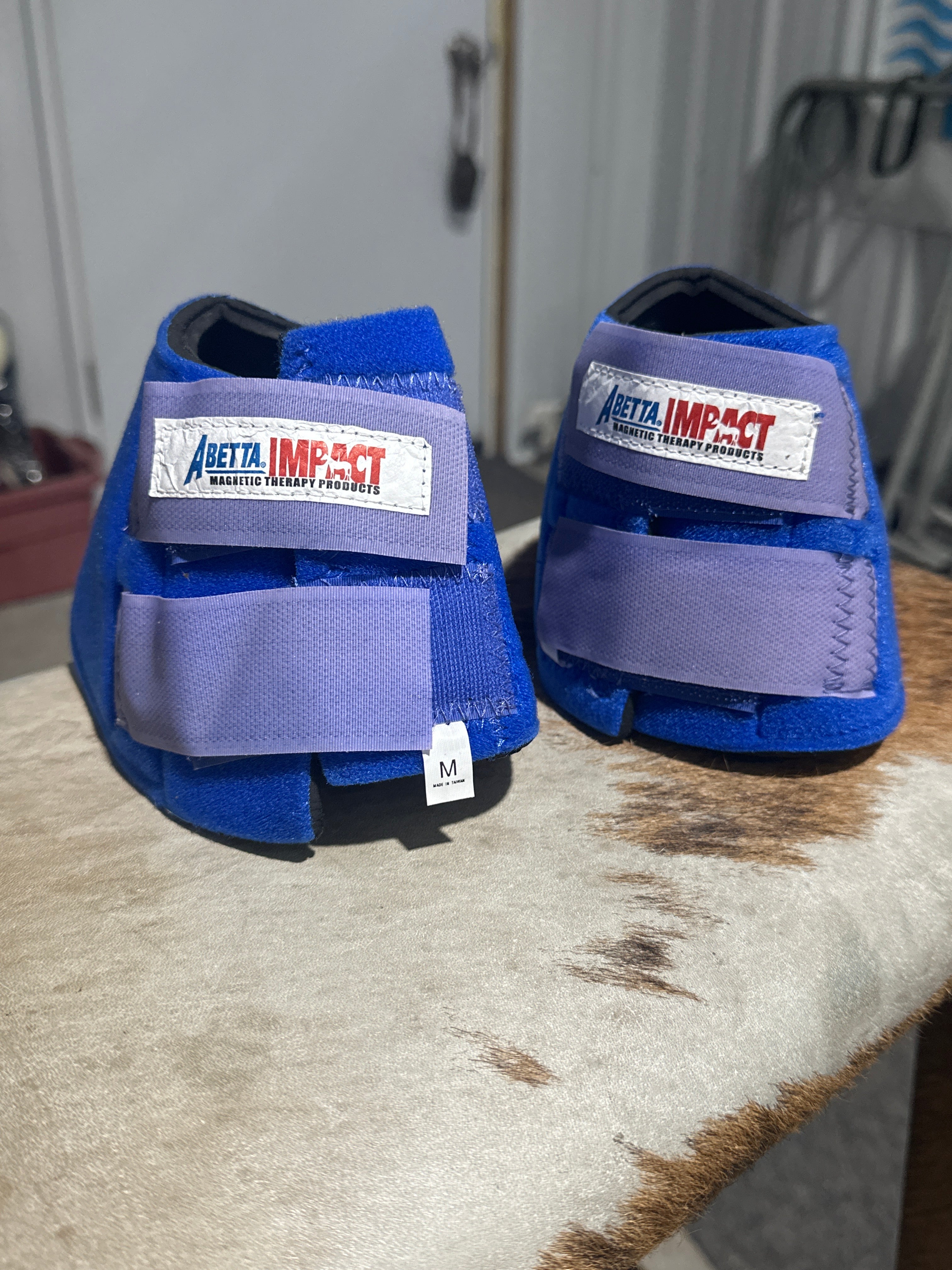 Abetta magnetic bell boots (medium)