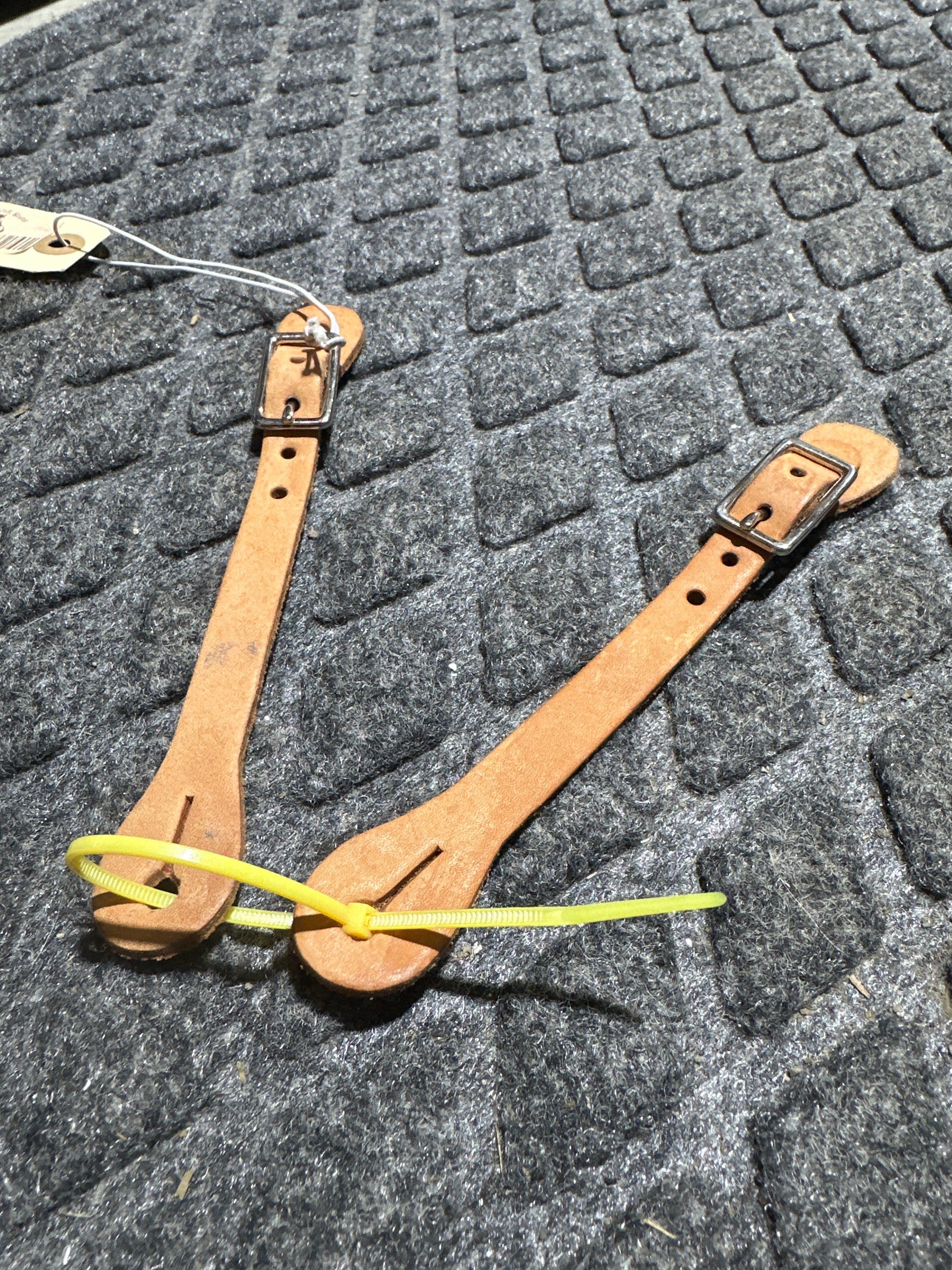 Youth spur straps