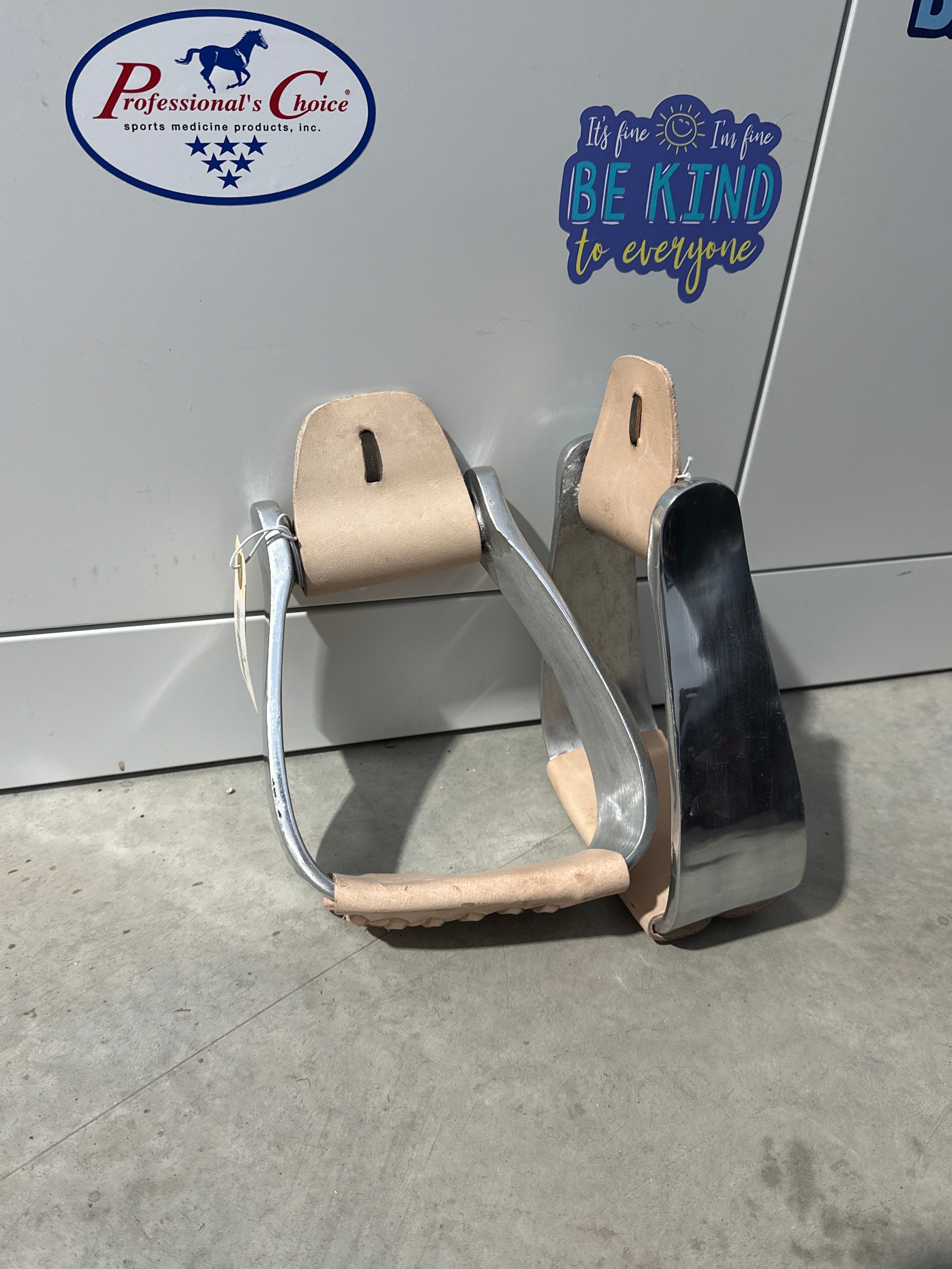 Angled aluminum roper stirrups