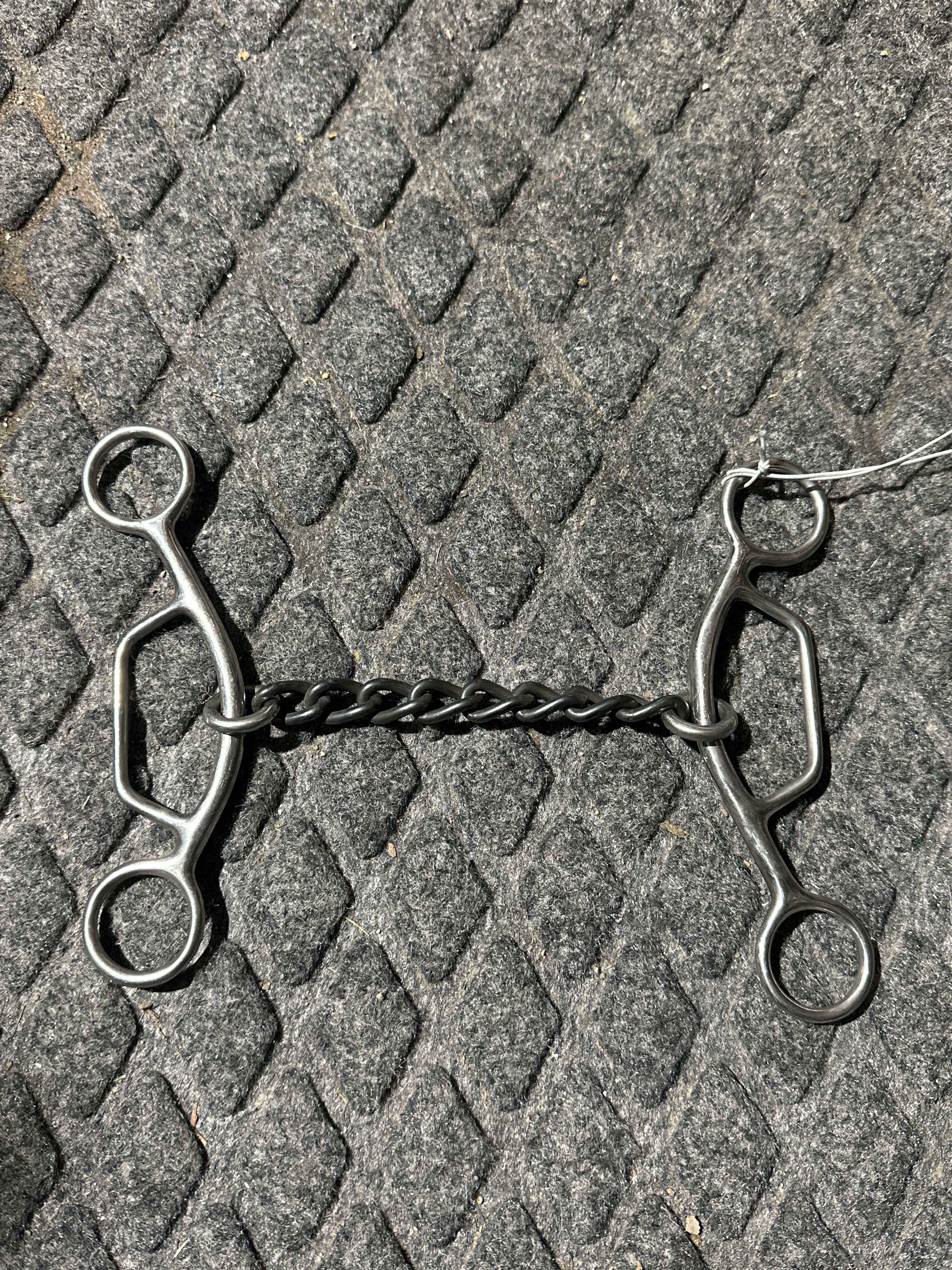 Chain mouth gag short shank bit