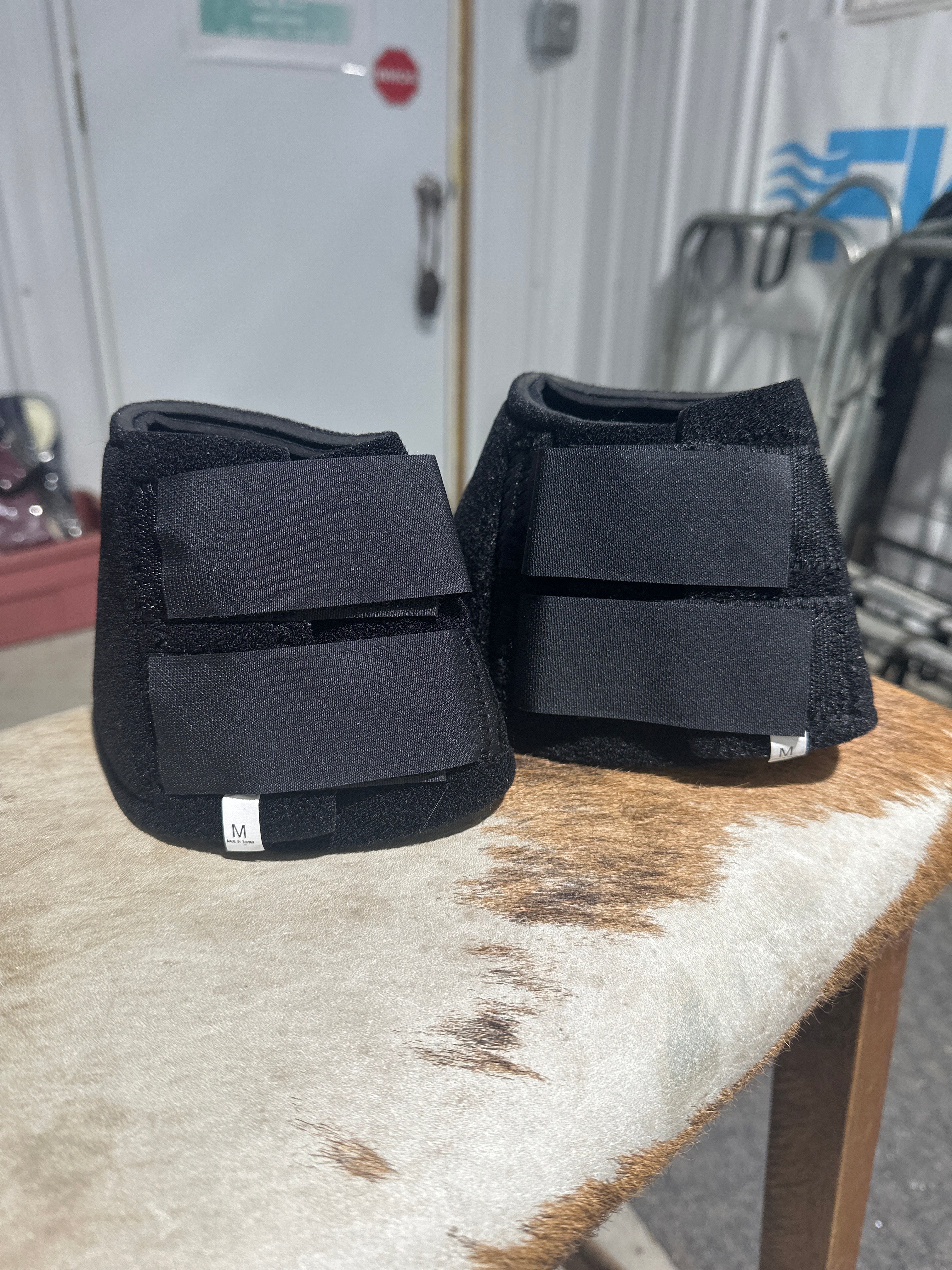 Abetta magnetic bell boots (medium)