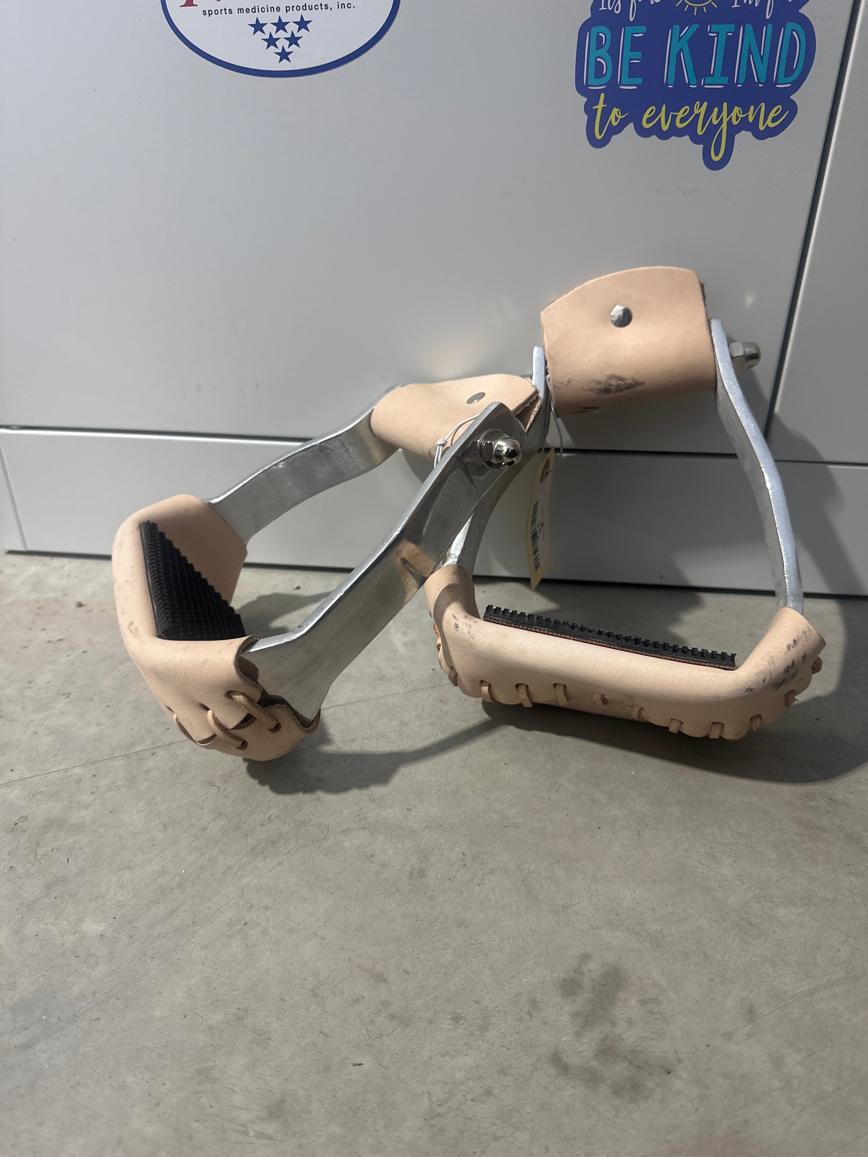 Light weight aluminum angled stirrups with wide rubber grip