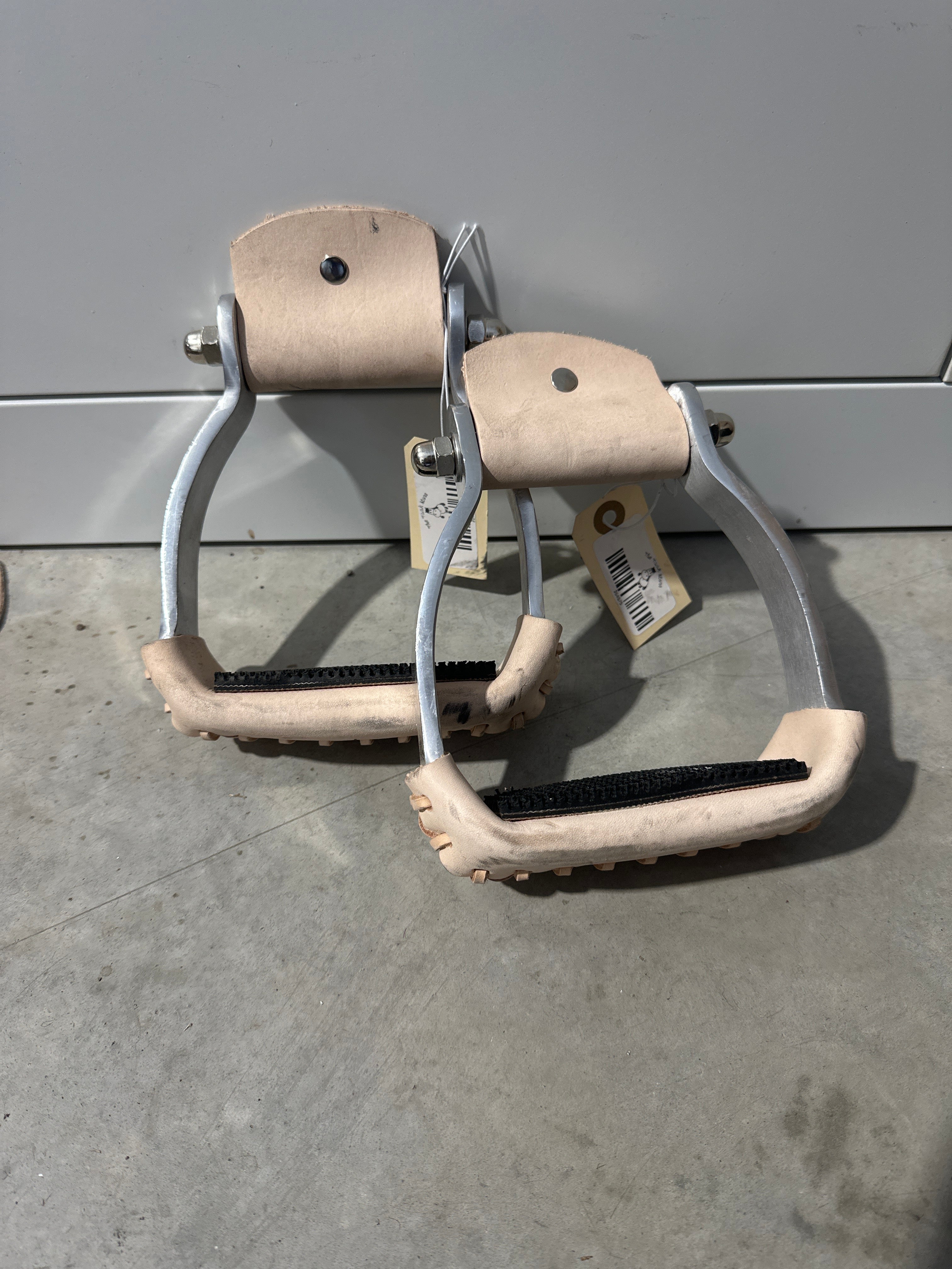 Aluminum stirrup with rubber grip tread