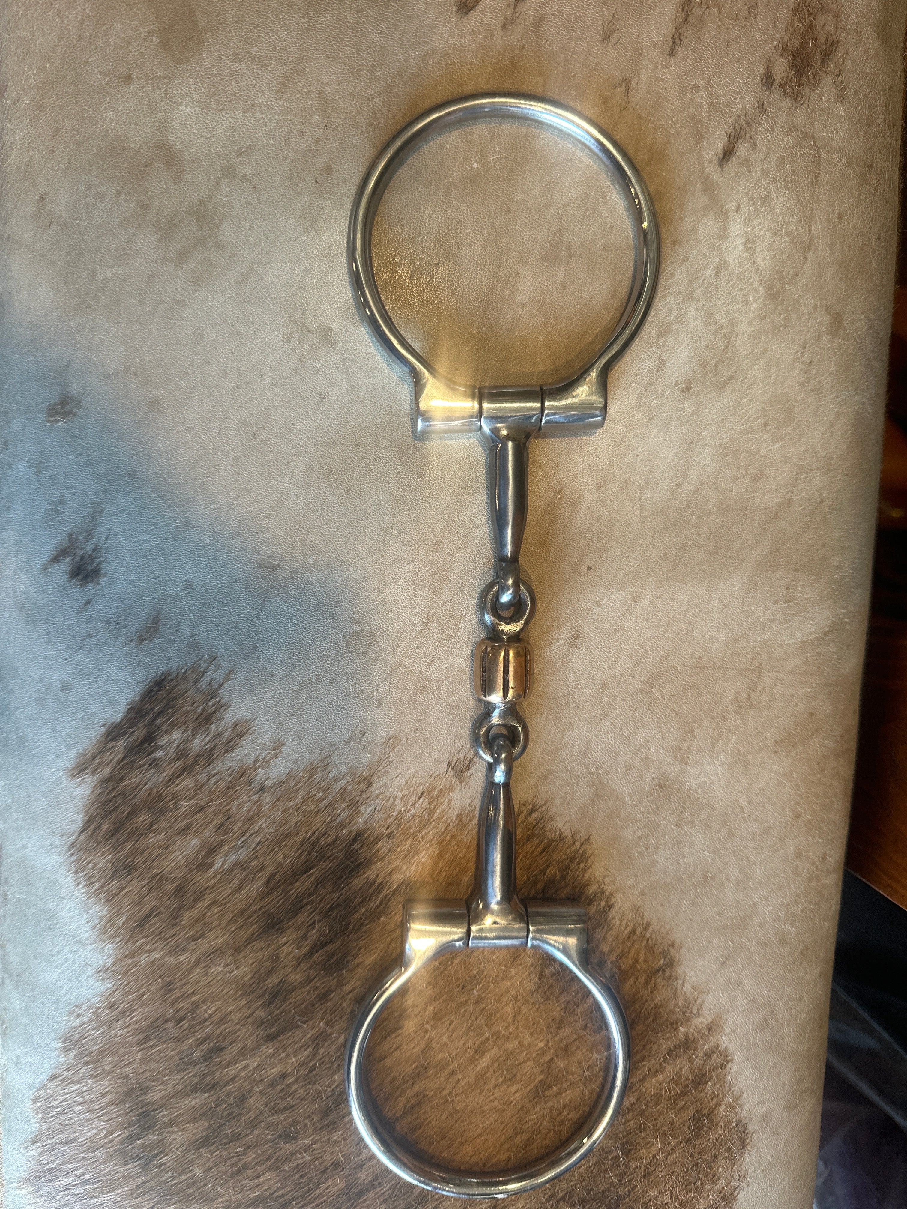 Smooth d ring with dog bone and roller