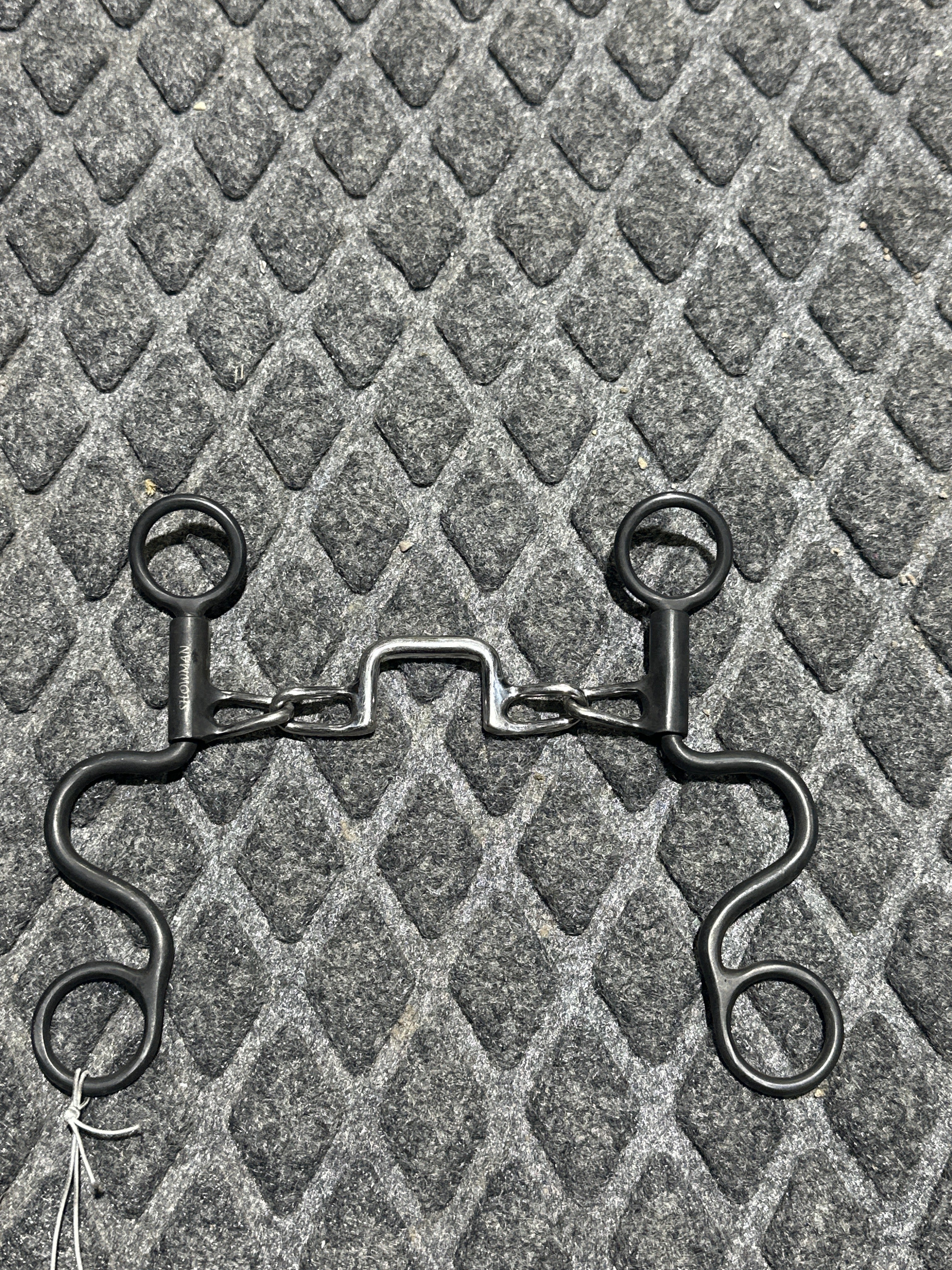 Chain mouth with low square port and curved shanks