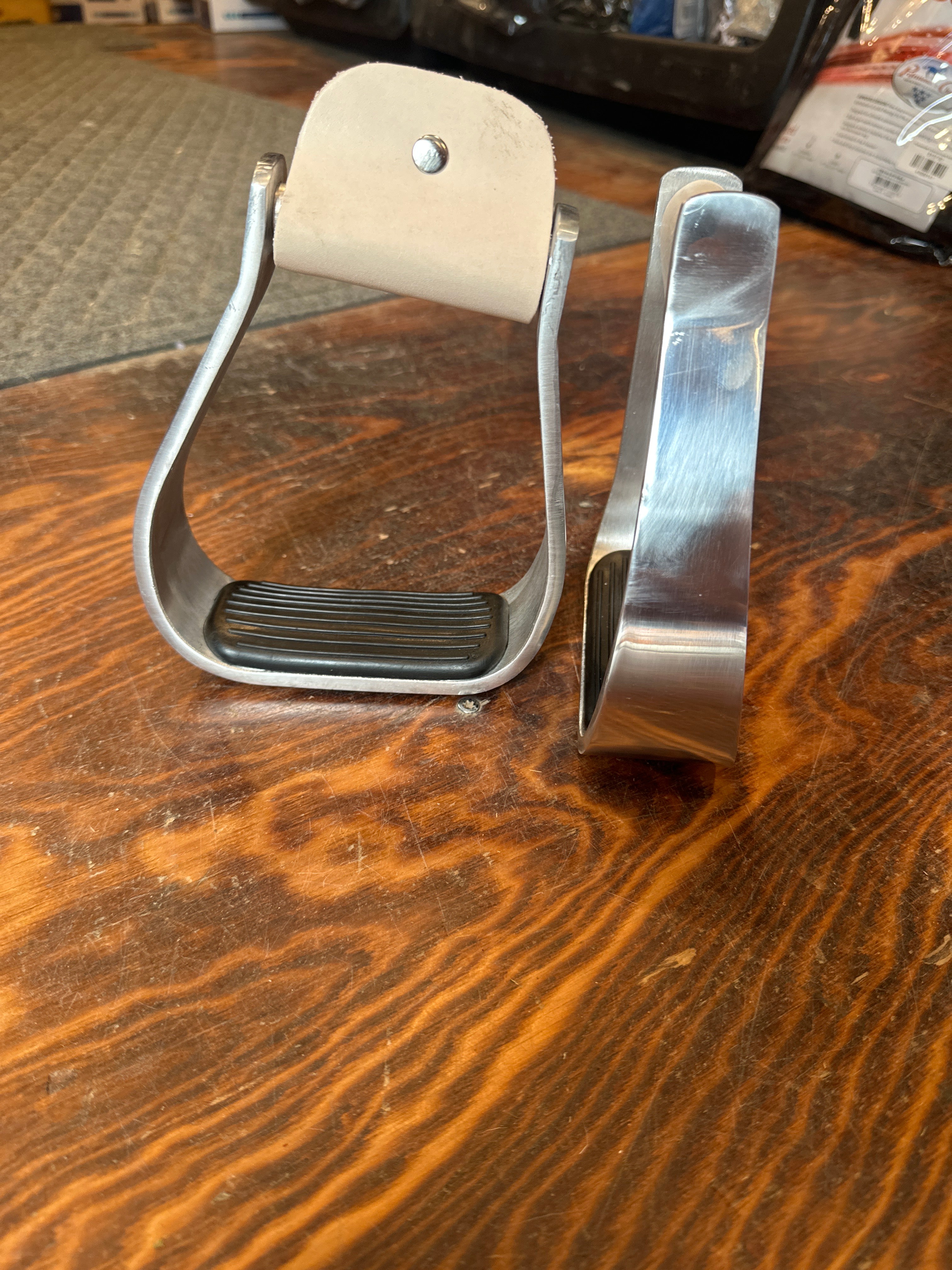 Angled aluminum stirrup with rubber tread