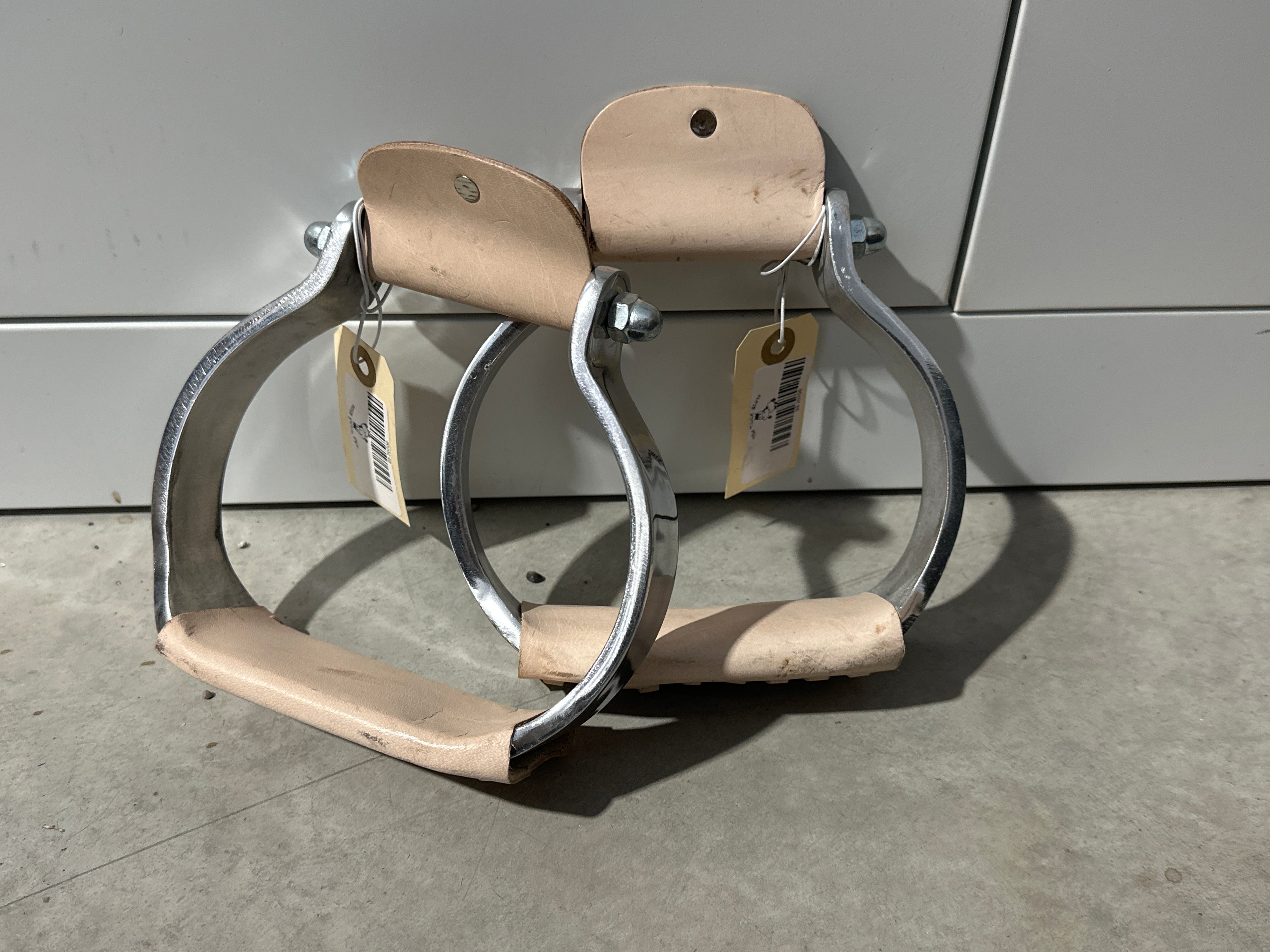 Aluminum flat bottom oxbow stirrups