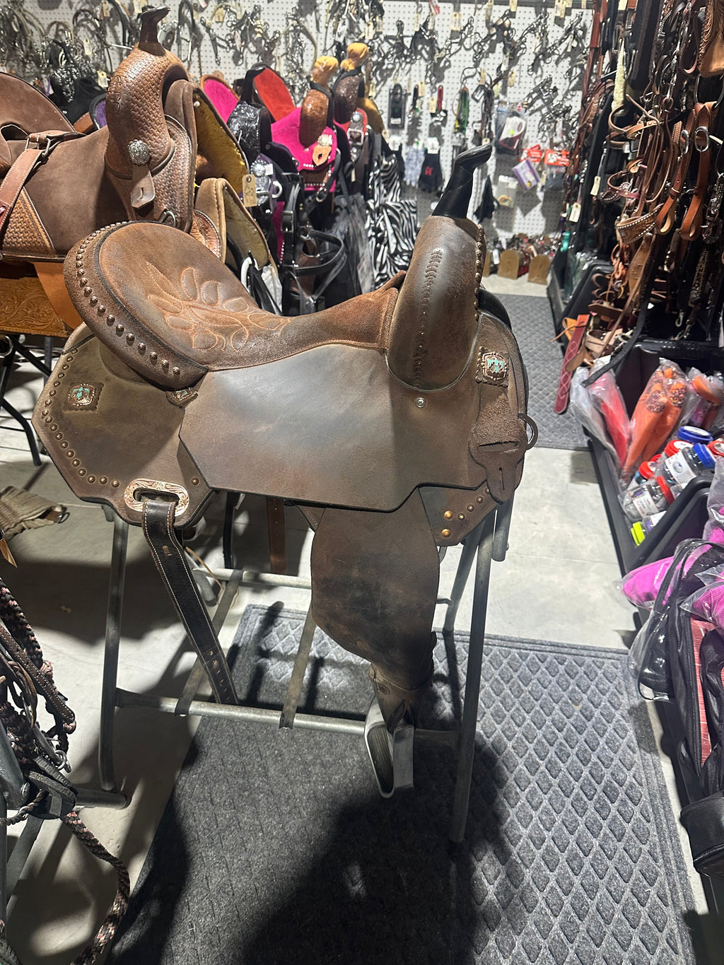 15.5” Just B Natural Circle Y treeless barrel saddle