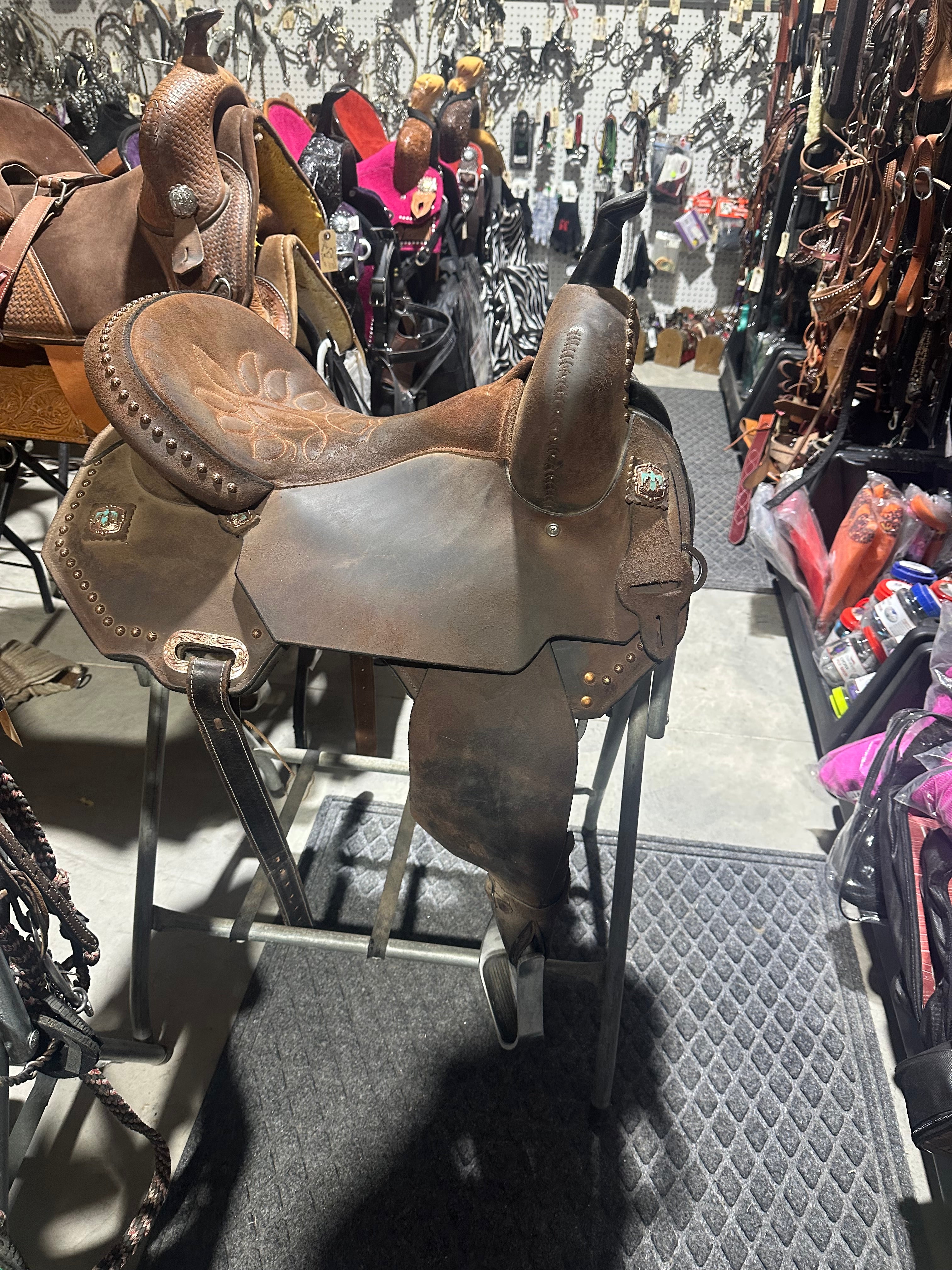 15.5” Just B Natural Circle Y treeless barrel saddle