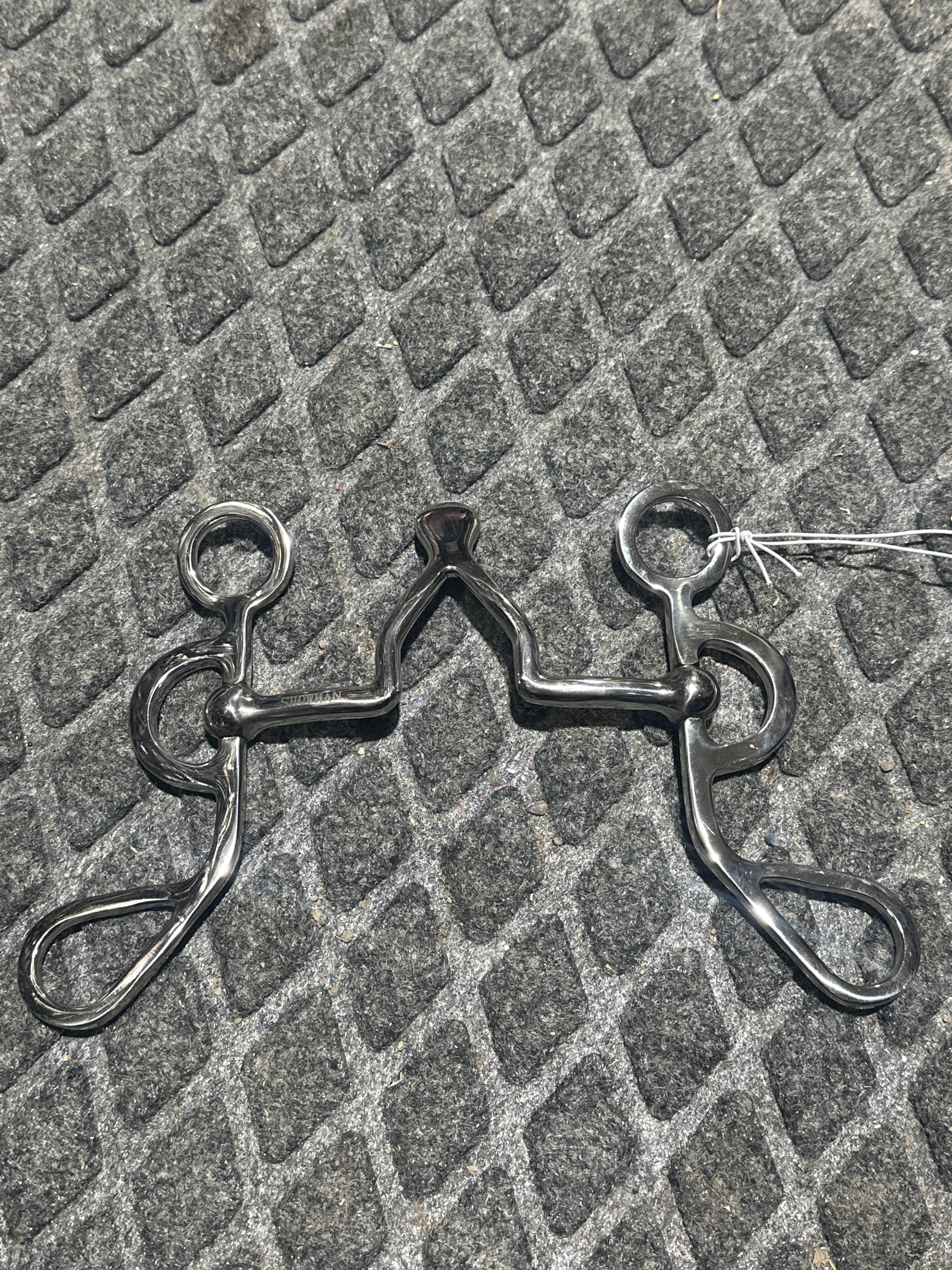 Short shank cathedral port bit