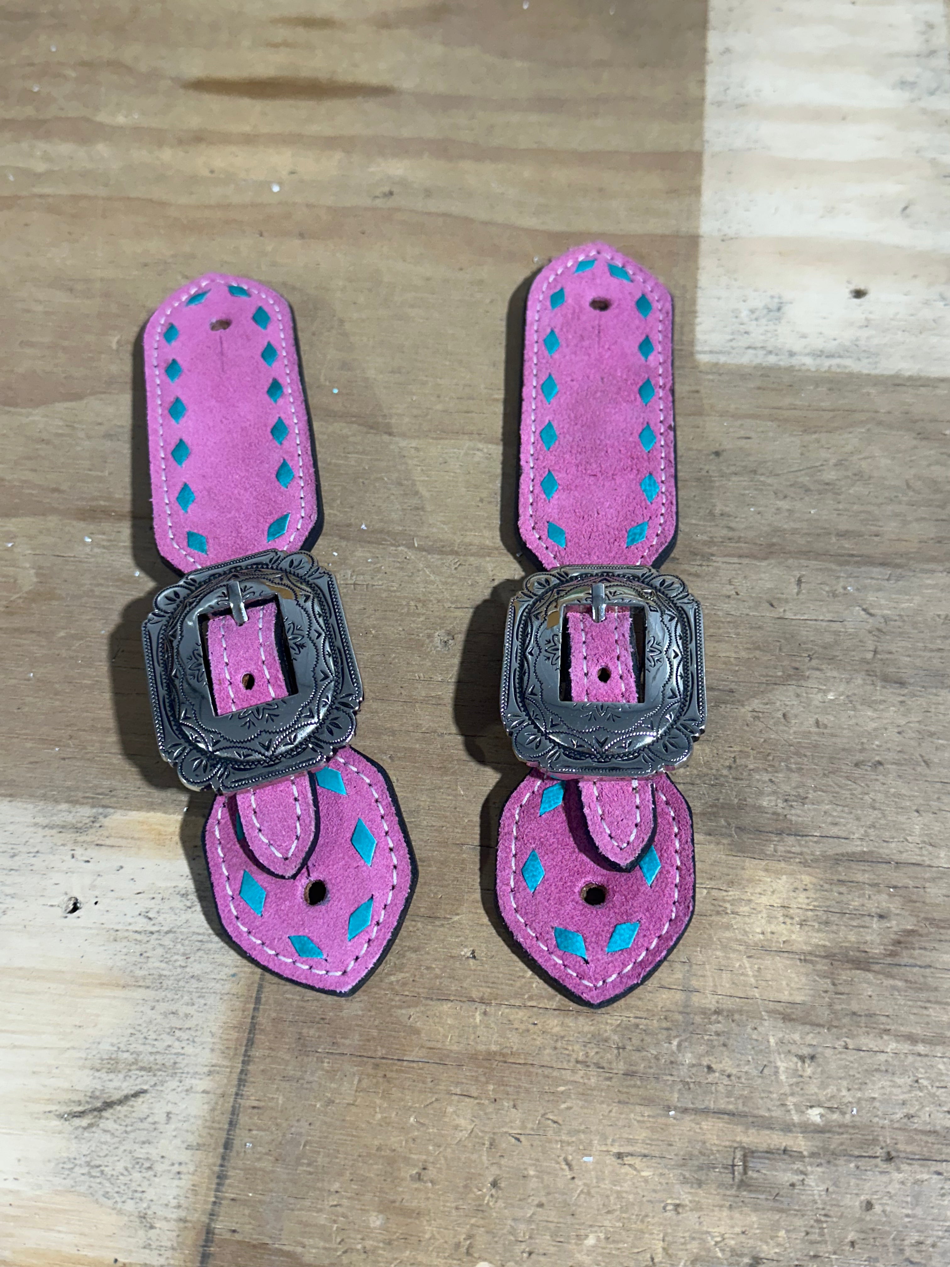 Buckstitch buckle spur straps