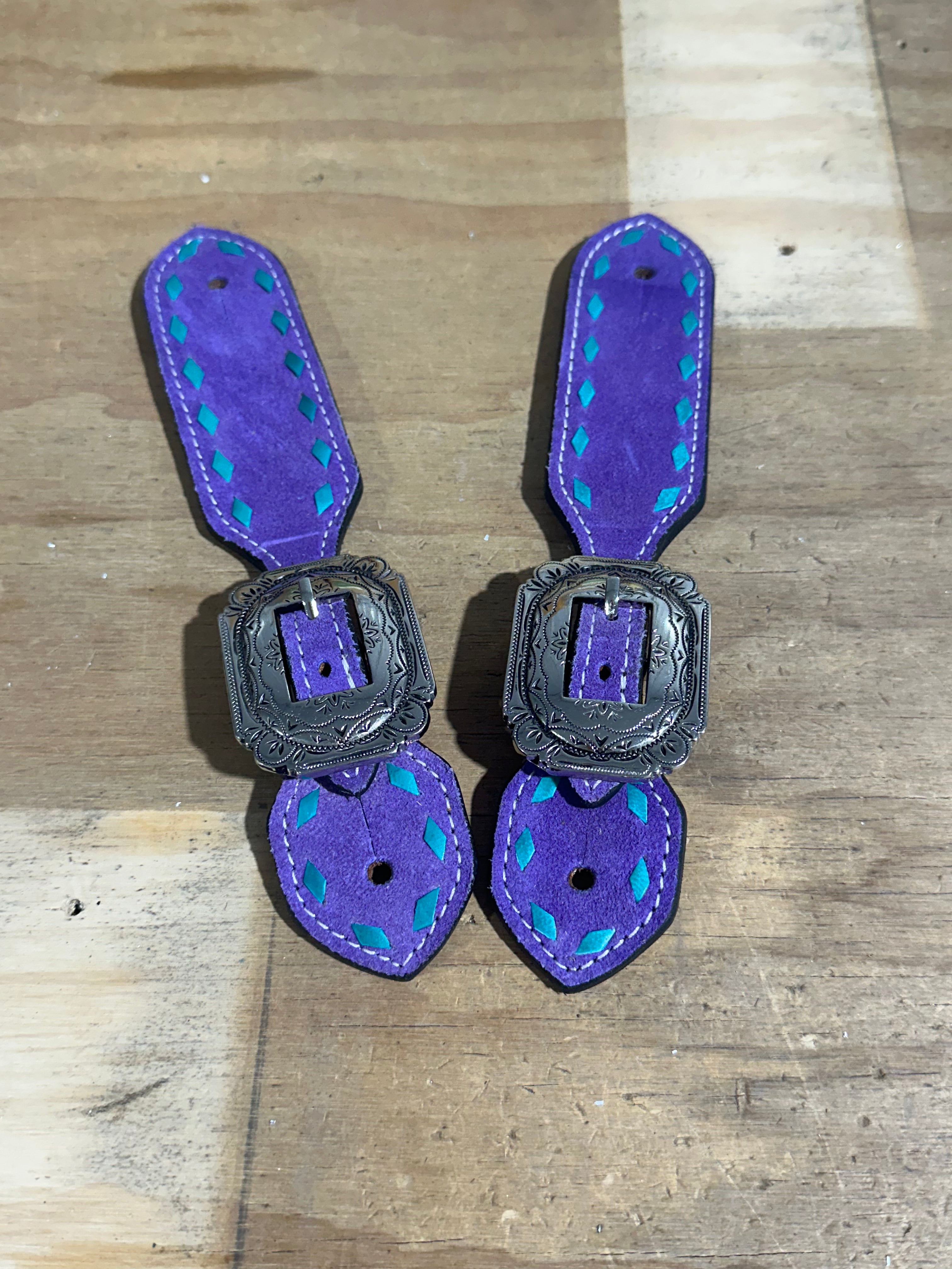 Buckstitch buckle spur straps