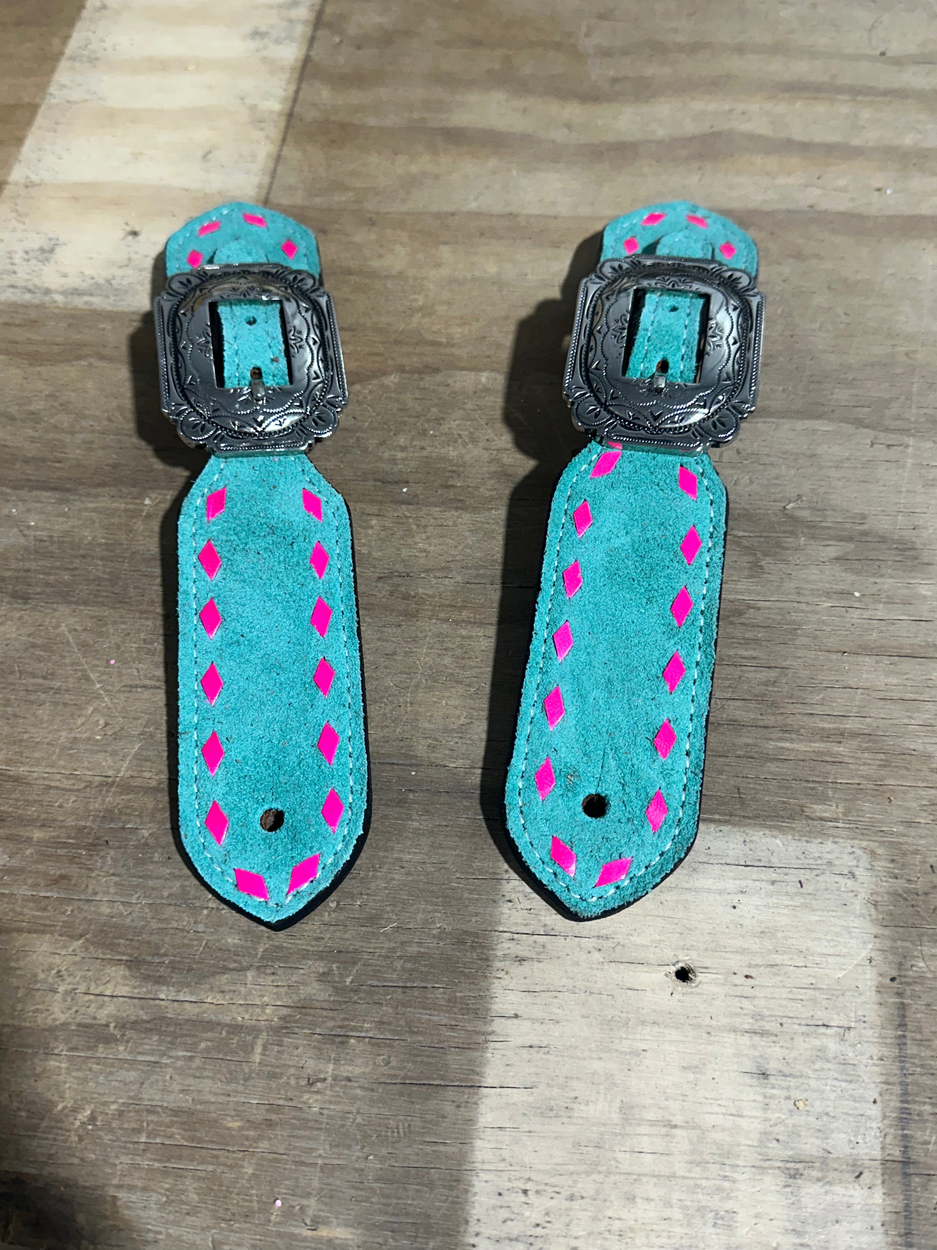 Buckstitch buckle spur straps