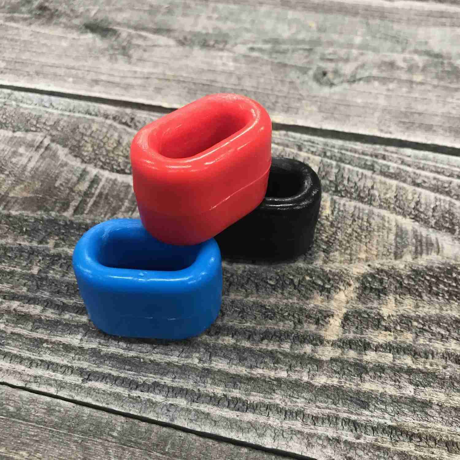 Plastic horn knot
